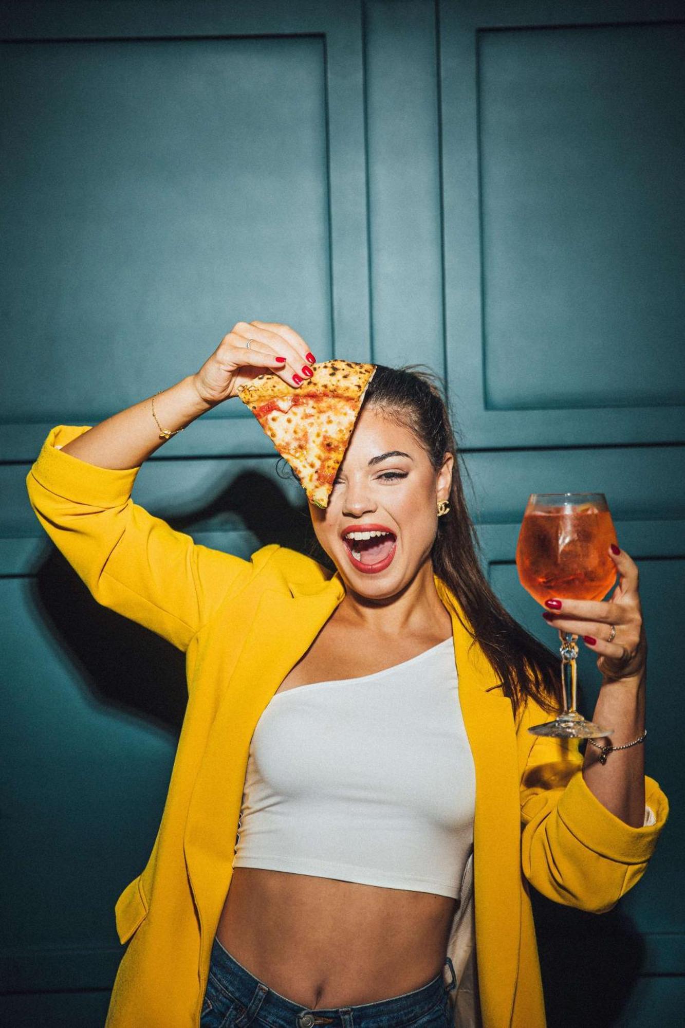 جيه ايه فندق أوشن فيو دبي المظهر الخارجي الصورة A woman holding a slice of pizza