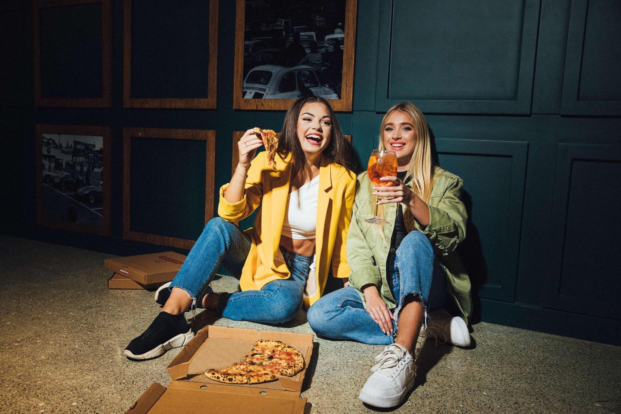 جيه ايه فندق أوشن فيو دبي المظهر الخارجي الصورة Two women eating pizza