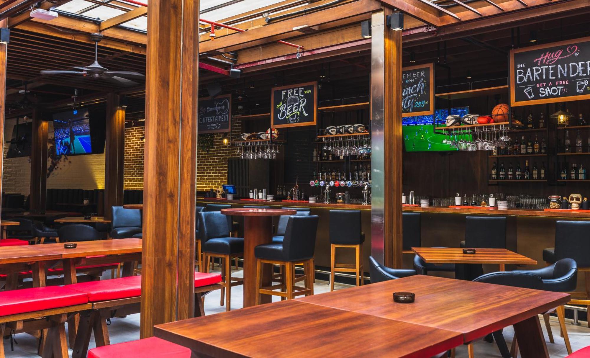 جيه ايه فندق أوشن فيو دبي المظهر الخارجي الصورة The interior of a sports bar in Bangalore, India